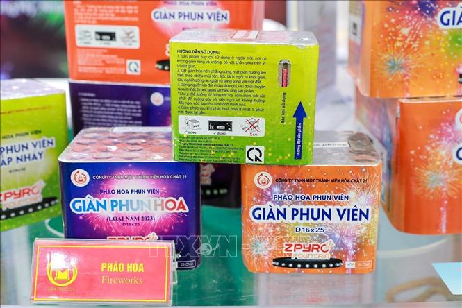Sản phẩm giàn phun pháo hoa của Công ty TNHH Một thành viên Hoá chất 21. Ảnh: Khánh Hoà - TTXVN