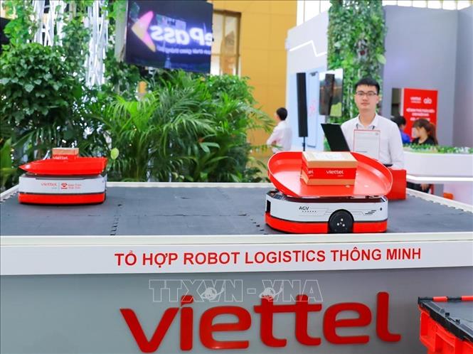 Tổ hợp robot logistics thông minh của Tổng công ty Viễn thông Viettel giới thiệu tại Hội chợ. Ảnh: Khánh Hoà - TTXVN