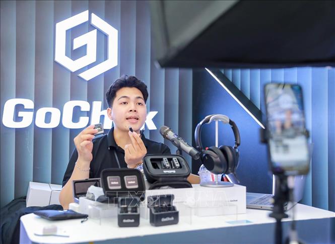 Bán hàng trực tiếp trên các nền tảng số của thương hiệu Gochek. Ảnh: Khánh Hoà - TTXVN