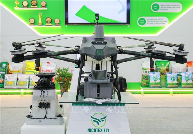 Máy bay phun thuốc trừ sâu của Công ty Nicotex giới thiệu tại Hội chợ. Ảnh: Khánh Hoà - TTXVN