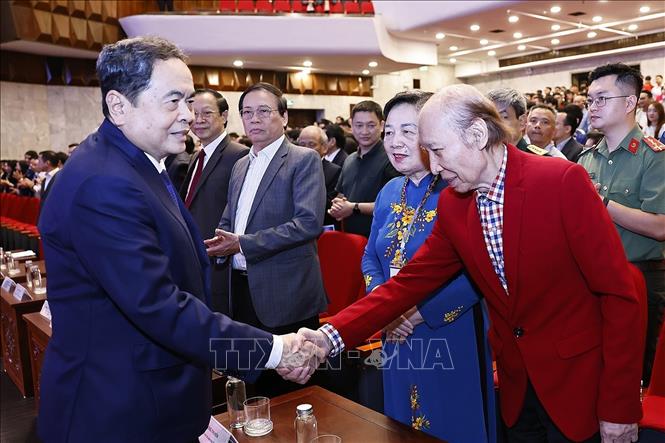 Chủ tịch Quốc hội Trần Thanh Mẫn với đại biểu dự Lễ trao Giải thưởng Nhân tài Đất Việt năm 2025. Ảnh: Doãn Tấn – TTXVN