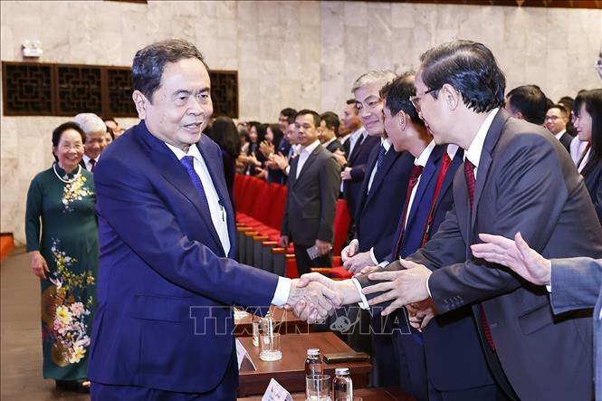 Chủ tịch Quốc hội Trần Thanh Mẫn với đại biểu dự Lễ trao Giải thưởng Nhân tài Đất Việt năm 2025. Ảnh: Doãn Tấn – TTXVN