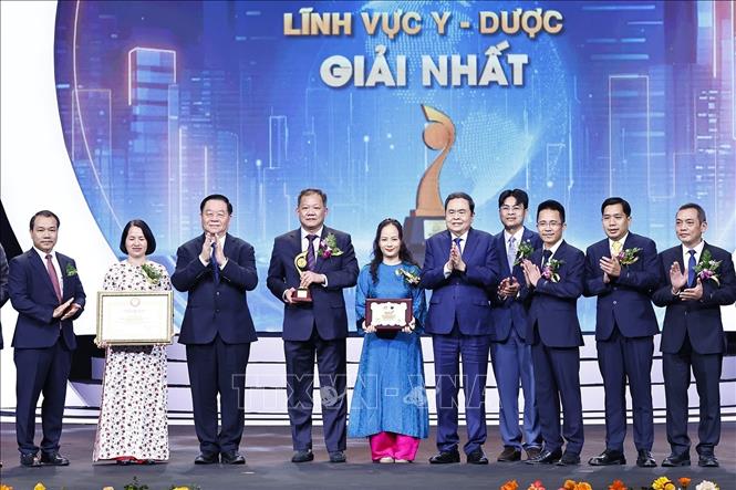 Chủ tịch Quốc hội Trần Thanh Mẫn cùng Trưởng ban Tuyên giáo và Dân vận Trung ương Nguyễn Trọng Nghĩa trao giải Nhất lĩnh vực Y dược cho nhóm tác giả TS.BS Dương Đức Hùng và cộng sự, Bệnh viện Hữu nghị Việt Đức với Công trình “Triển khai ghép đa tạng từ người hiến chết não tại Bệnh viện Hữu nghị Việt Đức”. Ảnh: Doãn Tấn - TTXVN