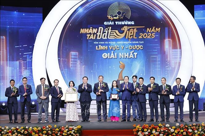 Chủ tịch Quốc hội Trần Thanh Mẫn cùng Trưởng ban Tuyên giáo và Dân vận Trung ương Nguyễn Trọng Nghĩa trao giải Nhất lĩnh vực Y dược cho nhóm tác giả TS.BS Dương Đức Hùng và cộng sự, Bệnh viện Hữu nghị Việt Đức với Công trình “Triển khai ghép đa tạng từ người hiến chết não tại Bệnh viện Hữu nghị Việt Đức”. Ảnh: Doãn Tấn - TTXVN