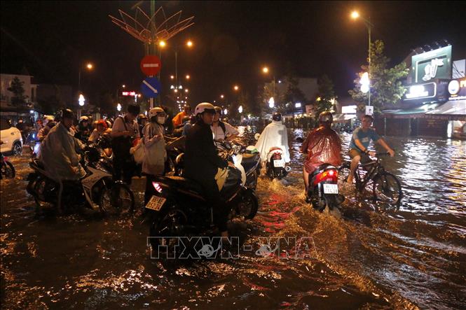 Mưa lớn gây ngập sâu tại tuyến đường Lê Duẩn (phường Phan Thiết) khiến nhiều xe cộ di chuyển khó khăn, nhiều xe mô tô bị chết máy. Ảnh: Nguyễn Thanh - TTXVN