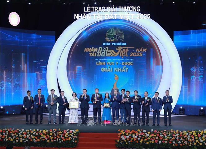 Chủ tịch Quốc hội Trần Thanh Mẫn trao giải Nhất lĩnh vực Y - Dược cho nhóm tác giả đạt giải. Ảnh: Phan Phương - TTXVN