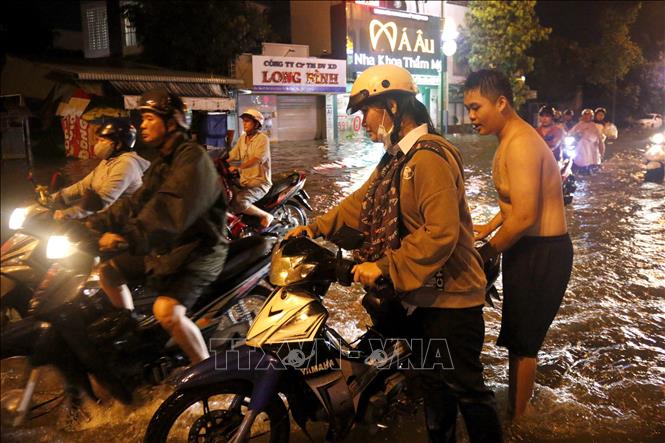 Mưa lớn gây ngập sâu tại tuyến đường Lê Duẩn (phường Phan Thiết) khiến nhiều xe cộ di chuyển khó khăn, nhiều xe mô tô bị chết máy. Ảnh: Nguyễn Thanh - TTXVN