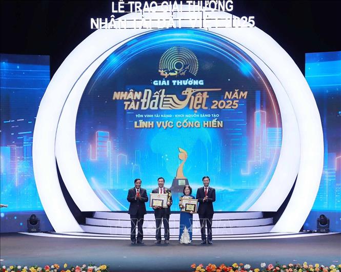 Những tấm gương lĩnh vực Cống hiến được trao giải. Ảnh: Phan Phương - TTXVN