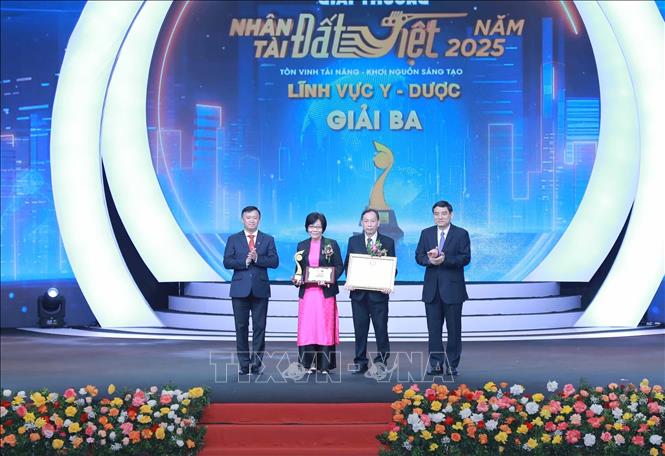 Trao giải cho nhóm tác giả lĩnh vực Y Dược. Ảnh: Phan Phương - TTXVN