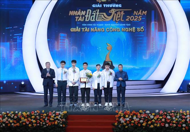 Những tấm gương Tài năng công nghệ số được trao giải. Ảnh: Phan Phương - TTXVN