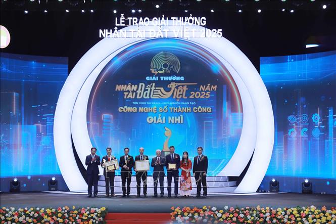 Chủ tịch Ủy ban Trung ương Mặt trận Tổ quốc Việt Nam Đỗ Văn Chiến trao giải Nhì trong lĩnh vực Công nghệ số cho các tác giả. Ảnh: Phan Phương - TTXVN