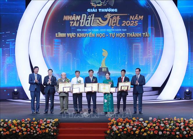 Những tấm gương Khuyến học - Tự học thành tài được trao giải. Ảnh: Phan Phương - TTXVN
