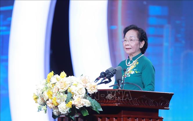 GS.TS Nguyễn Thị Doan, nguyên Phó Chủ tịch nước, Chủ tịch Trung ương Hội Khuyến học Việt Nam, Trưởng Ban Chỉ đạo Giải thưởng