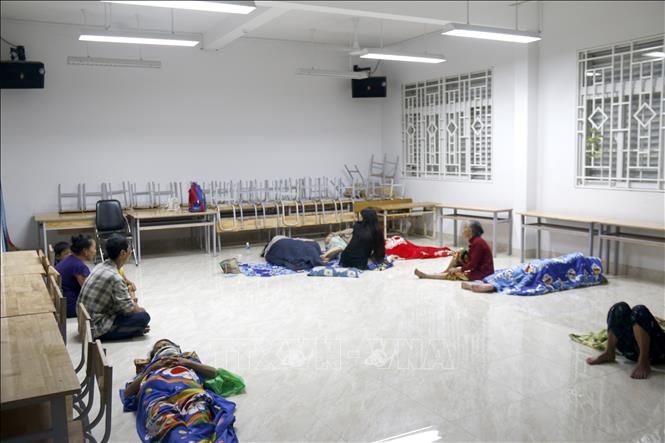Người dân phường Bình Thuận được bố trí ở tạm tại trường tiểu học Phú Tài để đảm bảo an toàn. Ảnh: Nguyễn Thanh - TTXVN