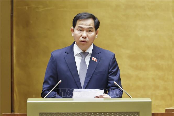 Tổng thư ký Quốc hội, Chủ nhiệm Văn phòng Quốc hội Lê Quang Mạnh, đại diện Đoàn giám sát của Quốc hội trình bày Báo cáo. Ảnh: Doãn Tấn - TTXVN