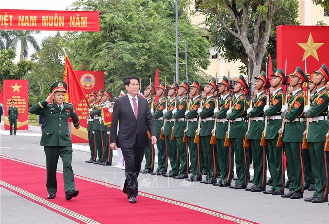 Chủ tịch nước Lương Cường duyệt Đội danh dự. Ảnh: Lâm Khánh - TTXVN