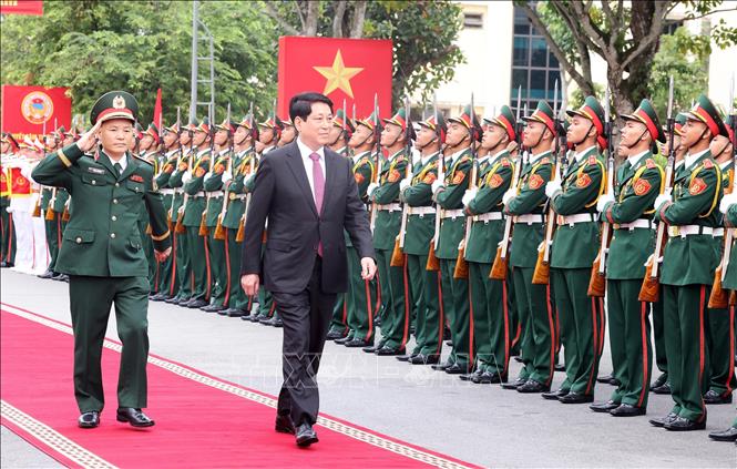Chủ tịch nước Lương Cường duyệt Đội danh dự. Ảnh: Lâm Khánh - TTXVN