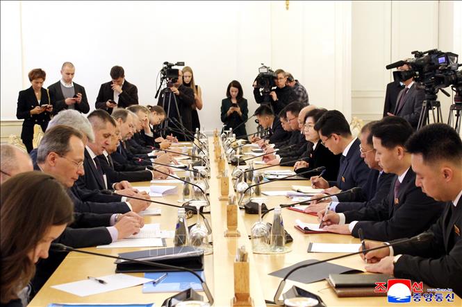 Quang cảnh hội đàm giữa Ngoại trưởng Nga Sergey Lavrov (thứ 6, trái) và Ngoại trưởng Triều Tiên Choe Son Hui (thứ 5, phải) tại Moskva, ngày 27/10/2025. Ảnh: Yonhap/TTXVN