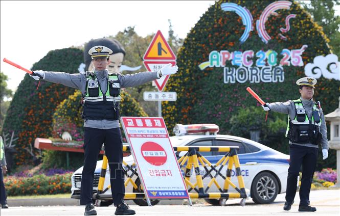 Cảnh sát phân luồng giao thông trên tuyến phố dẫn đến Khu phức hợp Du lịch Bomun, nơi diễn ra Hội nghị cấp cao APEC 2025. Ảnh: Khánh Vân - PV TTXVN tại Hàn Quốc