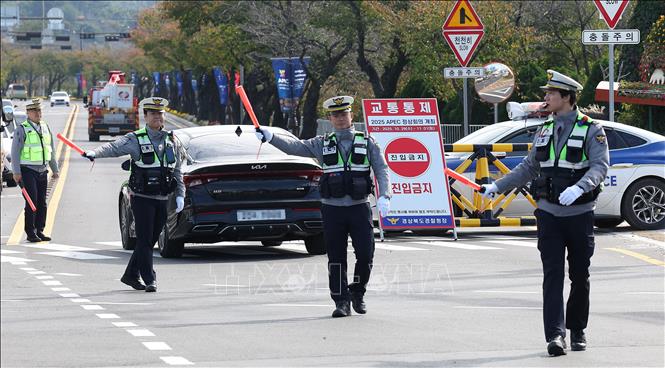 Cảnh sát Hàn Quốc được tăng cường đảm bảo an ninh tại Gyeongju, nơi diễn ra Hội nghị cấp cao APEC 2025. Ảnh: Khánh Vân - PV TTXVN tại Hàn Quốc