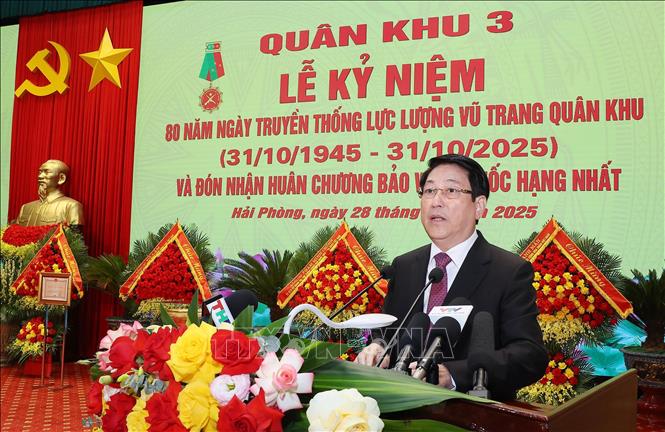 Chủ tịch nước Lương Cường chúc mừng Lực lượng vũ trang Quân khu 3. Ảnh: Lâm Khánh - TTXVN 