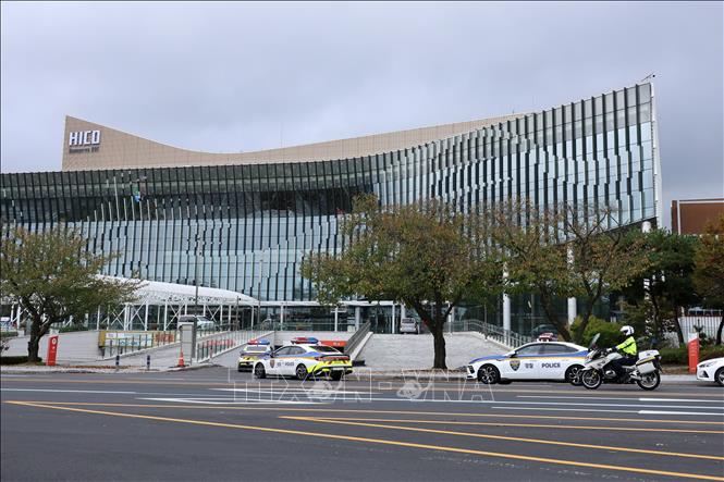 Cảnh sát được triển khai đảm bảo an ninh cho Hội nghị cấp cao APEC 2025 tại Trung tâm Hội nghị Hwabaek ở Gyeongju (Hàn Quốc). Ảnh: Khánh Vân - PV TTXVN tại Hàn Quốc