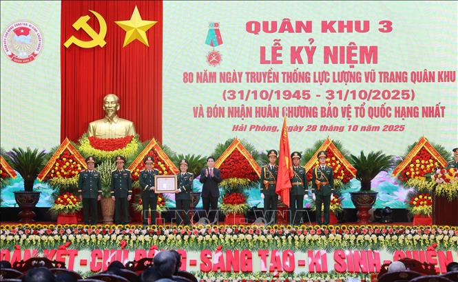 Chủ tịch nước Lương Cường trao Huân chương Bảo vệ Tổ quốc hạng Nhất tặng Quân khu 3. Ảnh: Lâm Khánh - TTXVN