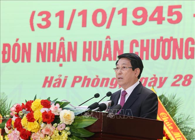 Chủ tịch nước Lương Cường chúc mừng Lực lượng vũ trang Quân khu 3. Ảnh: Lâm Khánh - TTXVN