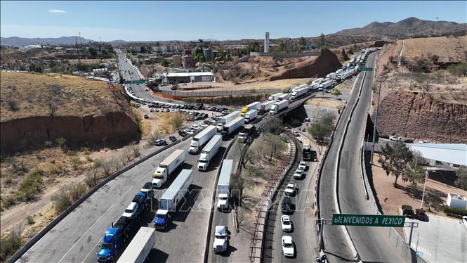 Đoàn xe tải chở hàng hóa xuất khẩu di chuyển trên cao tốc ở Sonora, Mexico. Ảnh: THX/TTXVN