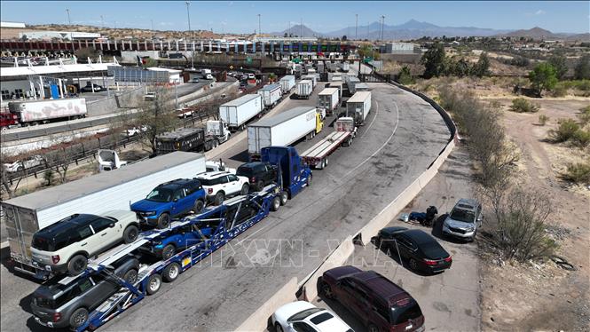 Đoàn xe tải chở hàng hóa xuất khẩu di chuyển trên cao tốc ở Sonora, Mexico. Ảnh: THX/TTXVN