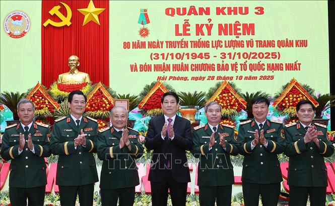 Chủ tịch nước Lương Cường với các đại biểu dự Lễ kỷ niệm. Ảnh: Lâm Khánh - TTXVN
