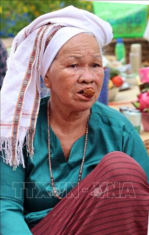 Đối với người Chăm, giá trị văn hóa truyền thống, tâm linh không thể mất đi khi mọi người vẫn sử dụng trang phục truyền thống trong cuộc sống thường ngày và nhất là trong các ngày lễ trọng đại, Tết, lễ hội. Ảnh: Nhật Anh - TTXVN