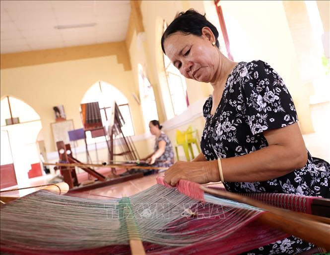Một tấm vải dài khoảng 1m, hoa văn đơn giản, thợ dệt thủ công của làng Mỹ Nghiệp cần 3 ngày mà giá thành cung cấp ra thị trường khoảng 200.000 đồng. Ảnh: Nhật Anh - TTXVN