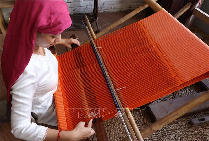 Đối mặt nguy cơ thất truyền do thu nhập thấp và cạnh tranh từ máy móc, người Chăm tại Mỹ Nghiệp (Khánh Hòa) vẫn kiên trì