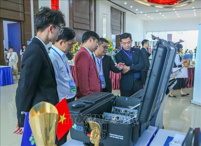 Các đại biểu tham dự Tuần lễ số Quốc tế Việt Nam 2025 tìm hiểu các thành tựu công nghệ số. Ảnh: Công Luật - TTXVN