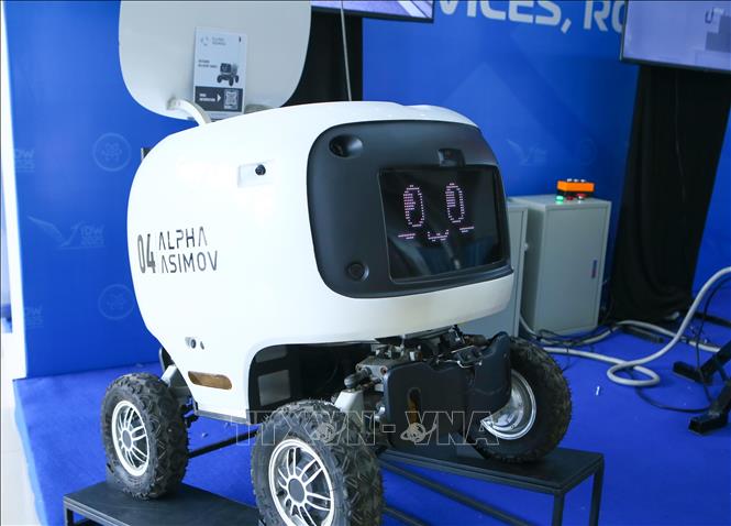Robot giao hàng tự động do Công ty ELBOT tự nghiên cứu và phát triển. Ảnh: Công Luật - TTXVN