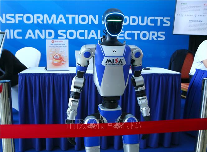 Robot Misa, được tích hợp trí tuệ thông minh AI do Công ty cổ phần MISA nghiên cứu, tại Tuần lễ. Ảnh: Công Luật - TTXVN