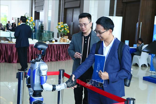 Khán giả tương tác trực tiếp với robot tại Tuần lễ. Ảnh: Công Luật - TTXVN