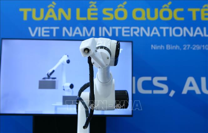 Robot công nghiệp thay thế cho con người làm những công việc đòi hỏi độ khó cao. Ảnh: Công Luật - TTXVN