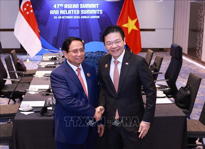 Thủ tướng Phạm Minh Chính gặp Thủ tướng Singapore Lawrence Wong. Ảnh: Dương Giang-TTXVN 