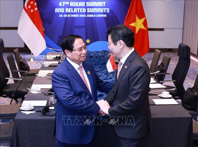 Thủ tướng Phạm Minh Chính gặp Thủ tướng Singapore Lawrence Wong. Ảnh: Dương Giang-TTXVN 