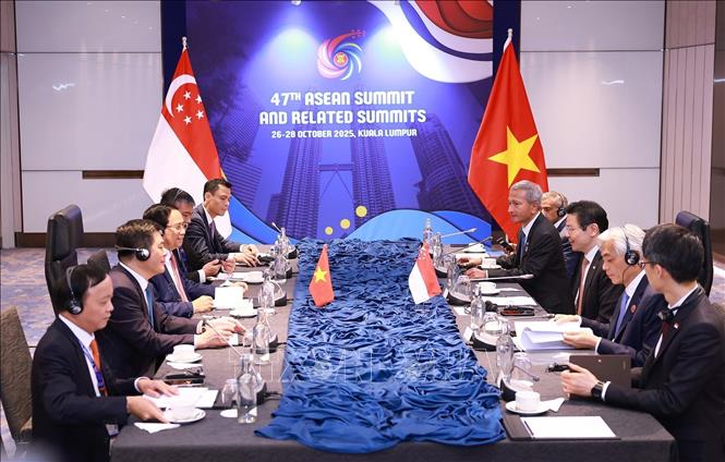 Thủ tướng Phạm Minh Chính gặp Thủ tướng Singapore Lawrence Wong. Ảnh: Dương Giang-TTXVN
