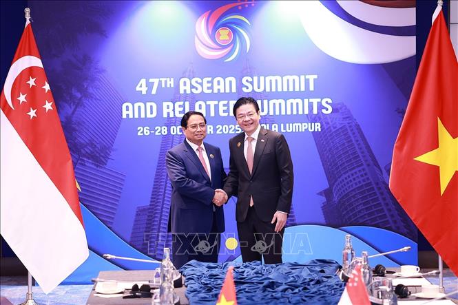 Thủ tướng Phạm Minh Chính gặp Thủ tướng Singapore Lawrence Wong. Ảnh: Dương Giang-TTXVN
