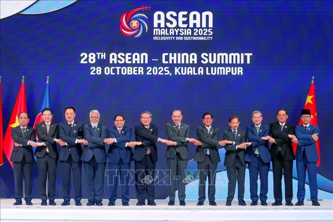 Thủ tướng Phạm Minh Chính cùng trưởng đoàn các nước ASEAN và Thủ tướng Trung Quốc Lý Cường tham dự Hội nghị Cấp cao ASEAN - Trung Quốc lần thứ 28. Ảnh: Dương Giang-TTXVN
