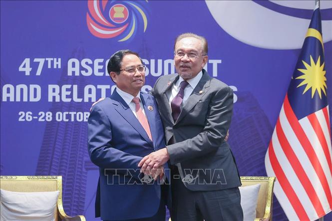 Thủ tướng Phạm Minh Chính gặp Thủ tướng Malaysia Anwar Ibrahim, Chủ tịch ASEAN 2025. Ảnh: Dương Giang-TTXVN 
