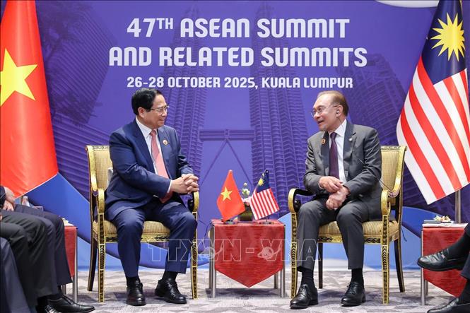 Thủ tướng Phạm Minh Chính gặp Thủ tướng Malaysia Anwar Ibrahim, Chủ tịch ASEAN 2025. Ảnh: Dương Giang-TTXVN 
