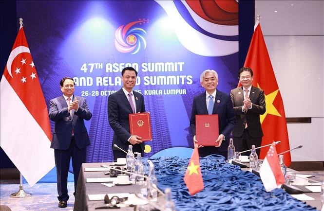 Thủ tướng Phạm Minh Chính và Thủ tướng Singapore Lawrence Wong chứng kiến trao Chương trình Hành động triển khai Đối tác Chiến lược toàn diện Việt Nam – Singapore. Ảnh: Dương Giang-TTXVN 
