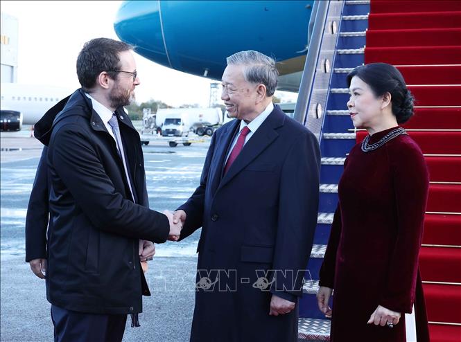 Đại sứ Liên hiệp Vương quốc Anh và Bắc Ireland tại Việt Nam Iran Frew đón Tổng Bí thư Tô Lâm và Phu nhân tại Sân bay London Stansted. Ảnh: Thống Nhất – TTXVN