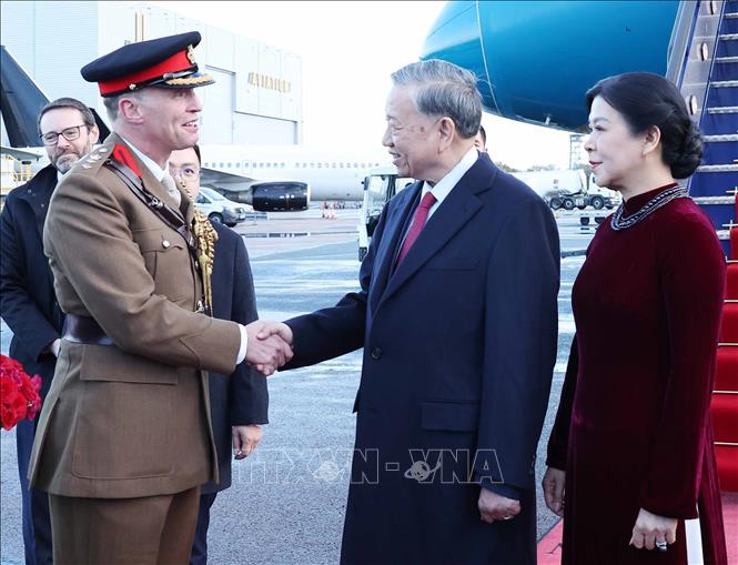 Các quan chức Chính phủ Anh đón Tổng Bí thư Tô Lâm và Phu nhân tại Sân bay London Stansted. Ảnh: Thống Nhất – TTXVN