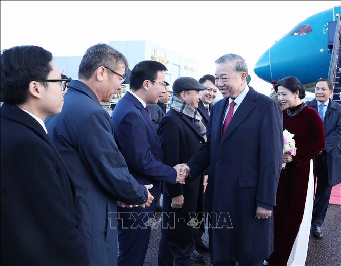 Cán bộ, nhân viên Đại sứ quán và cộng đồng người Việt tại Anh đón Tổng Bí thư Tô Lâm và Phu nhân tại Sân bay London Stansted. Ảnh: Thống Nhất – TTXVN